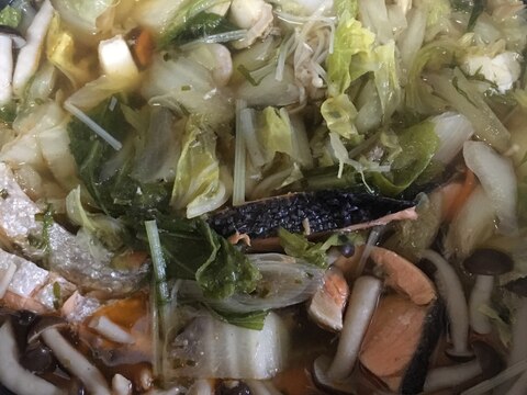 鮭とシーフードミックスと白菜などで海鮮寄せ鍋温野菜